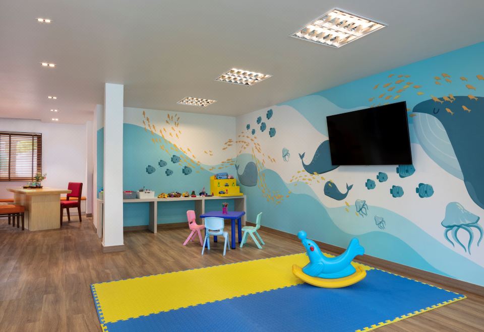 아바니+ 코란타 리조트의 아름다운 수영장 전경