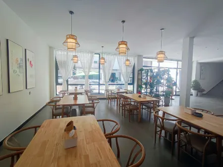 Huangchuan Banshan Xiyu Homestay (Laojunshan Zhongling Cableway Branch) Отели рядом с достопримечательностью «Jinding Taoist Temples»