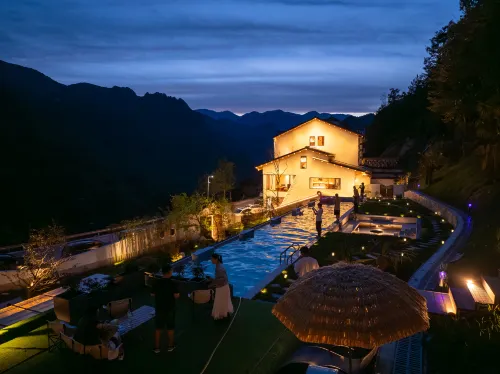 Nanxi · Spring Breeze Ten Miles Wild Luxury Resort Manor (Shennongjia Muyu) - Pools