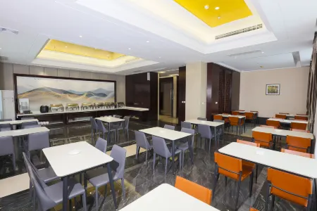 Luoshan Golden Sunshine Star Ji Hotel