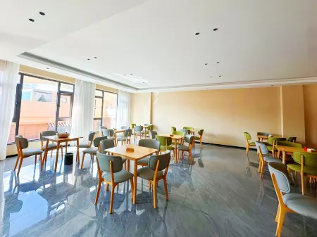 Tiandu Grand Hotel (Tourism Distribution Center) Отели рядом с достопримечательностью «Five Sciences Buddhist Academy»