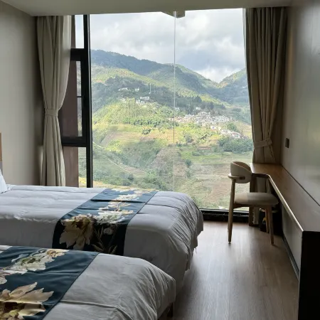 Xiaba Mountain Hot Spring Hotel