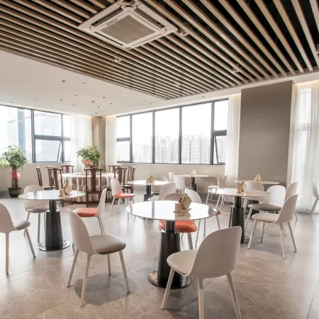 Weiyue Hotel (Nanning East Railway Station Langdong Passenger Terminal Branch)