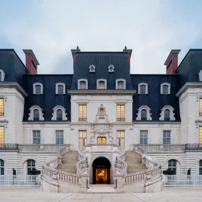 Louis Castle Sycamore Hotel Hôtels à proximité de : New Century Global Center