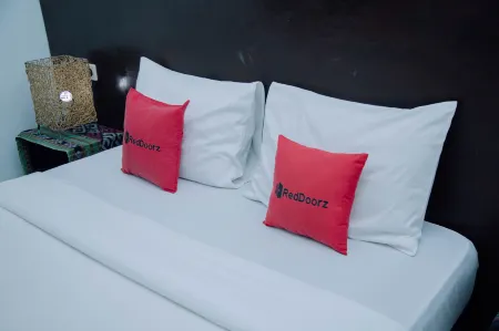 RedDoorz @ Hening Homestay Отели рядом с достопримечательностью «Samara Lombok»