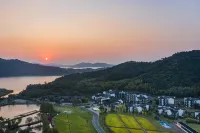 Narada Dongqian Lake Resort Ningbo Hotels near Ningbo Wildlife Park