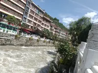 Xiao Sanjie Homestay (Kangding Love Song Square Liuyo City Branch)