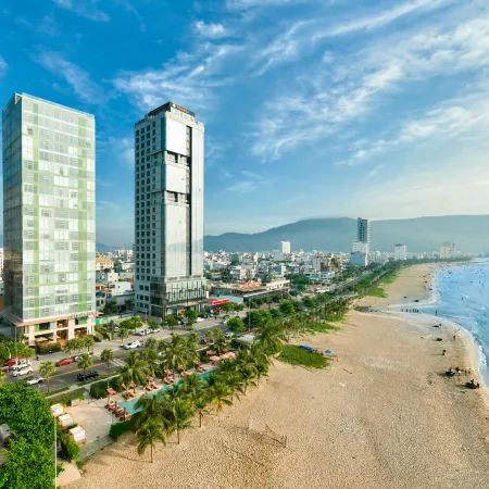 Signature Beachfront Hotel, a brand of Modern Village Lifestyle Отели рядом с достопримечательностью «Son Tra Penisula»