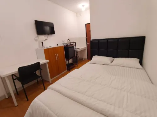Golden Knight Suites | EcoHome Apartment - parking