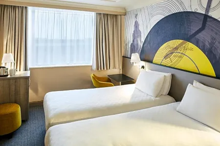 OYO Cornerstone Manor Hotel Отели рядом с достопримечательностью «Парк Абботсфилд»