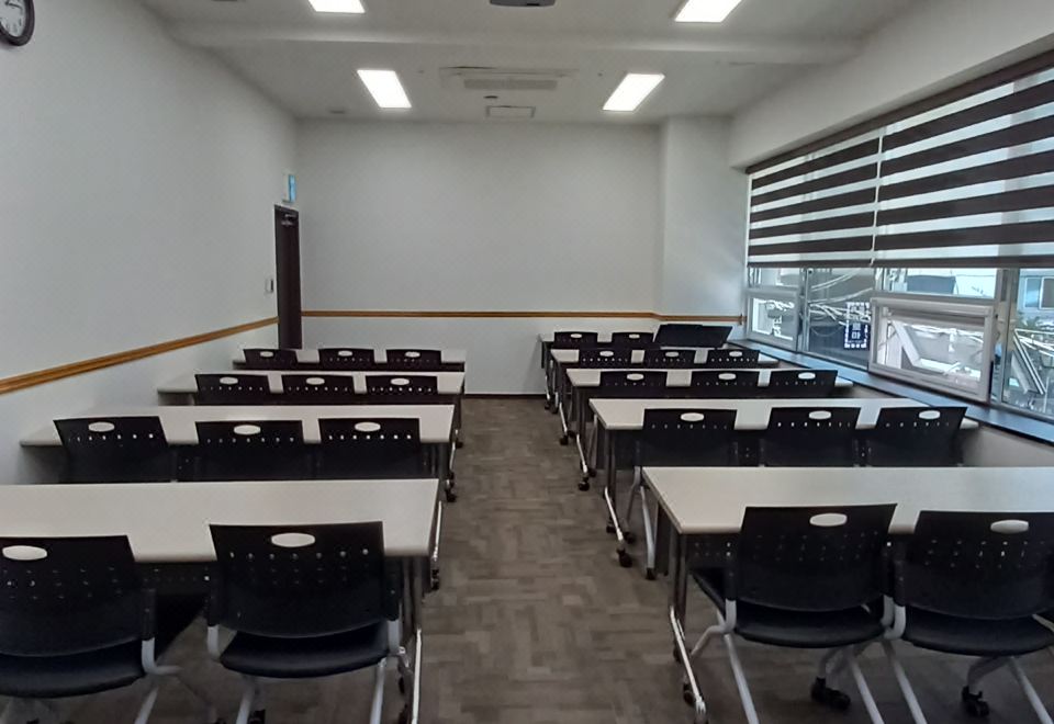 부산역 앞 거리와 호텔 전경