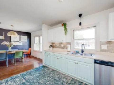 8b 4b nearby pool, Blanco, wine trail, town sq ブランコのホテル