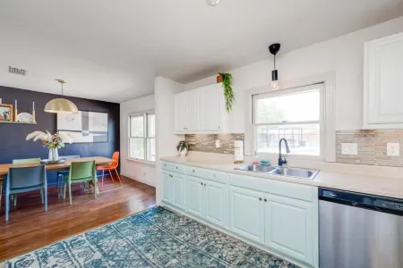 8b 4b nearby pool, Blanco, wine trail, town sq