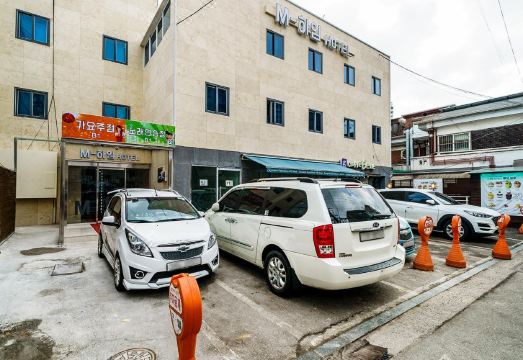 [강동 엠하임 숙소 로고 또는 내부 이미지]