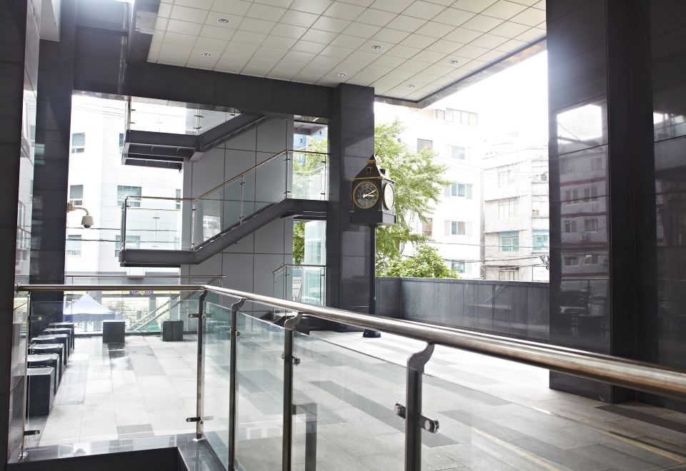 Rainbow Hotel Myeongdong - Housity