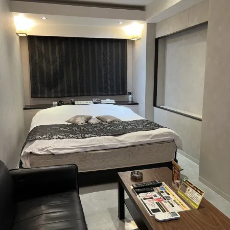 Hotel Trance (Adults Only)