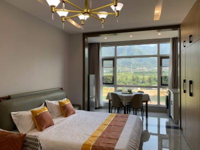Shanmuju Private Hot Spring Elegant Residence (Taibai Mountain Tourist Area Bus Station)
