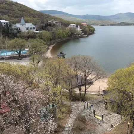 Lake Jingpo Baoyuewan Hotel (Lake Jingpo Scenic Area)