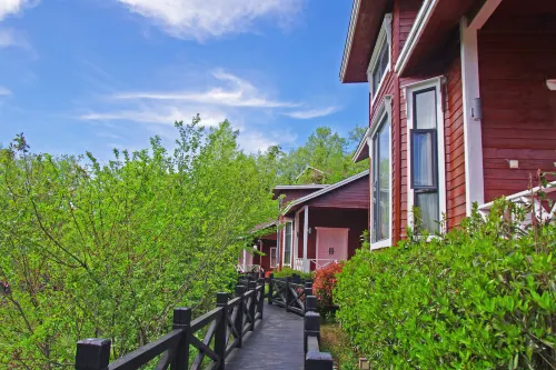 Jiuluzhai Scenic Area Wooden Villa Hotels in Baokang