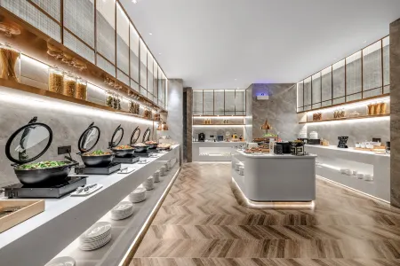 Homeinn Plus Hotel (Shanghai Lujiazui Mall Road Subway Station) Отели рядом с достопримечательностью «Lujiazui Library 24-hour Self-service Returning Books Service»