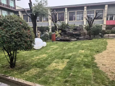 Yunlan Platinum Hotel (Danyang High-Speed Railway Station Tianbo City)