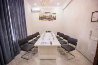 Leader Hotel