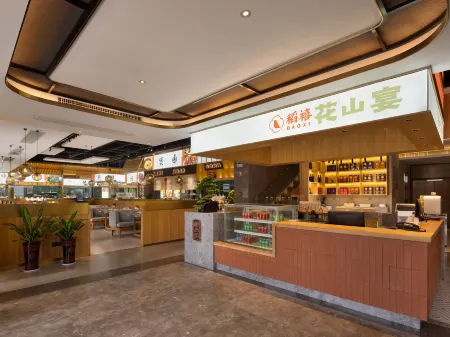 Moon Hotel Отели рядом с достопримечательностью «Squirrel Paradise»