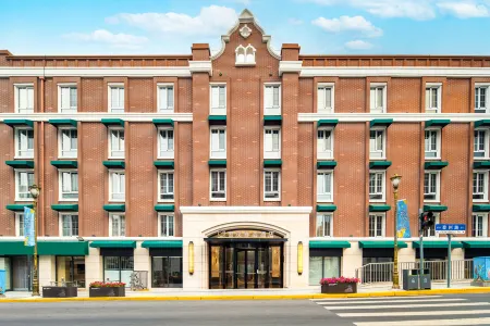 Shimao HUALUXE Hotel Отели рядом с достопримечательностью «Qingdao Beer Street»