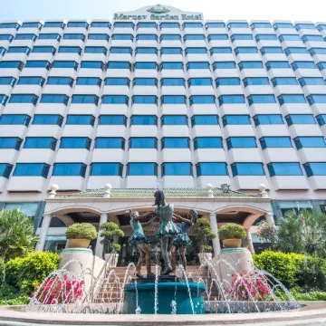 The Maruay Garden Hotel Отели рядом с достопримечательностью «Школа Саравиттая»