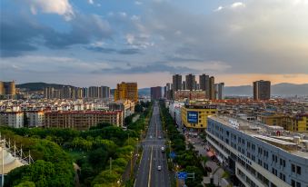 Liza Hotel -Red-ToweroAvenueenue)