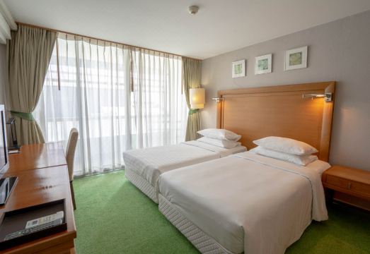 3. 앳 이즈 살라댕..