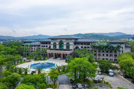 Dragon Bay Natural Hot Spring Resort Отели рядом с достопримечательностью «Tangtang Ancient Dwellings»