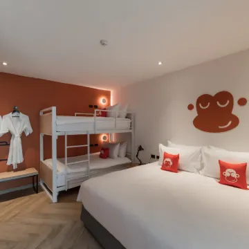 Blu Monkey Hub & Hotel Bangsaen Hotels near Mountain Shadow Golf Club