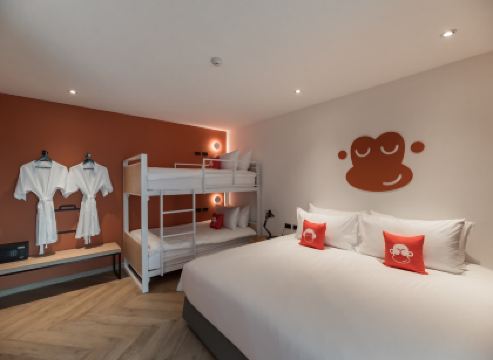 บลูมังกี้ ฮับ แอนด์ โฮเทล บางแสน