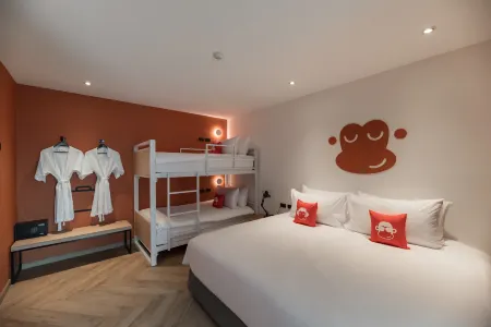 Blu Monkey Hub & Hotel Bangsaen Отели рядом с достопримечательностью «Bangsaen Beach Roundabout»