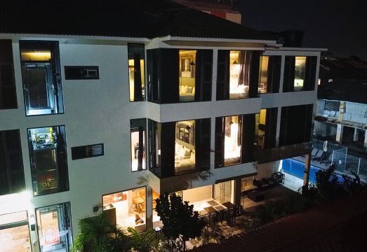 럭색 인 수영장