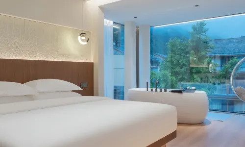 Floral Hotel · Luxury Guest Hotel (Shennongjia Dajiu Lake Store)