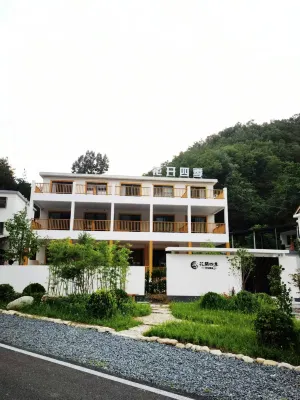 Lushan Huakai Four Seasons Homestay - parcheggio