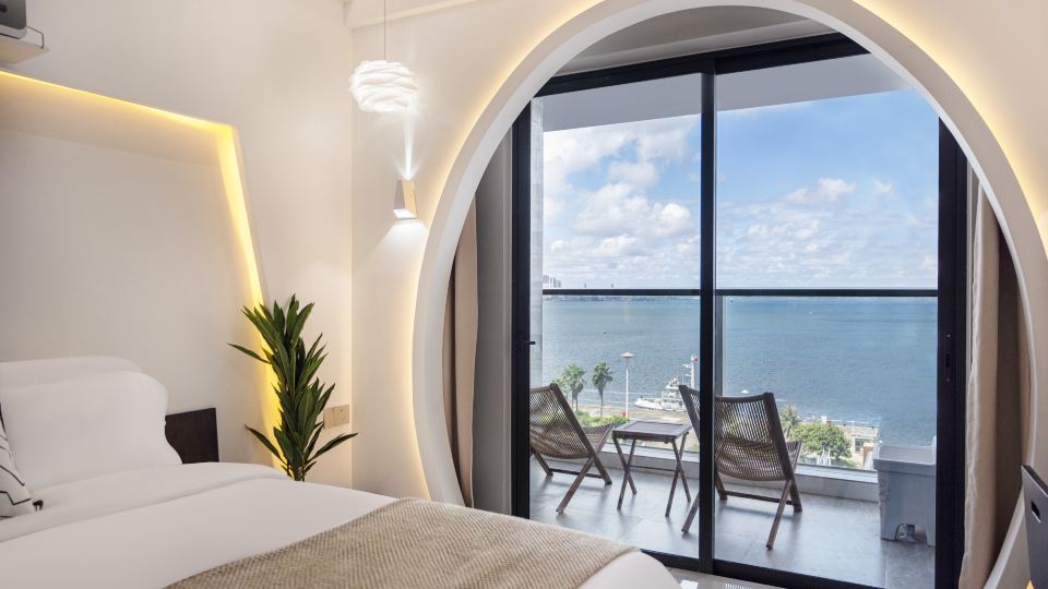 Baijue Designer Light Residence (Zhanjiang Jinsha Bay Beach, Zhaoshang Garden City Branch)
