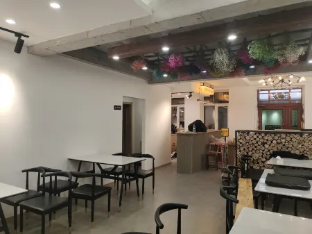 Xuexiang Erlanghe Xiju Homestay Отели в г. Хайлин