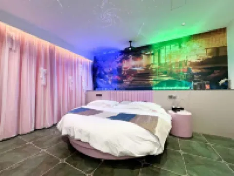 Lixin colorful art Hotel