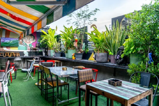 Vibes Hostel Bangkok Отели рядом с достопримечательностью «Сэнсэп»