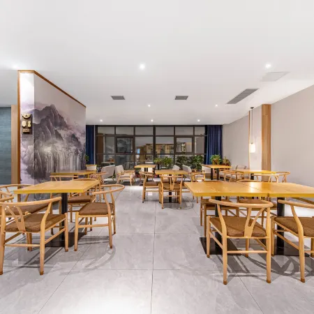 Yueju Hotel (Xinyang High-speed Railway East Station Daxin Plaza)