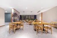 Yueju Hotel (Xinyang High-speed Railway East Station Daxin Plaza) Hotels in Xinyang