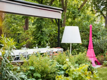 Mercure Paris Centre Tour Eiffel Отели рядом с достопримечательностью «Эйфелева башня»