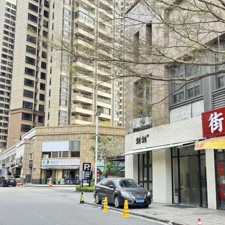 Yasige·YourLove Apartment (Yangjiang Gongqing Lake Park Jinshan Road)
