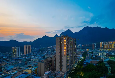 Guangzhou Jiulong Hotel (Luodian Minzu Middle School Branch) Отели рядом с достопримечательностью «Moon Bay Health and Wellness Resort»