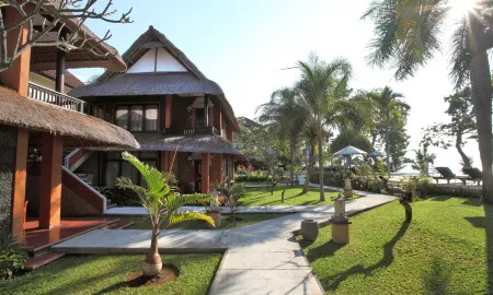 Puri Saron Hotel Baruna Beach Cottages Отели рядом с достопримечательностью «Puri Kanginan Buleleng»