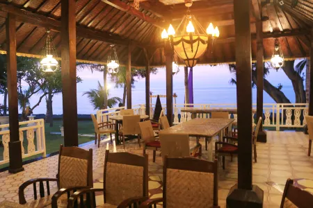 Puri Saron Hotel Baruna Beach Cottages Отели рядом с достопримечательностью «Puri Kanginan Buleleng»