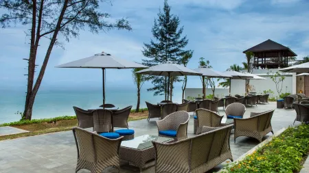 Hotel Santika Premiere Beach Resort Belitung Отели в г. Tanjung Binga